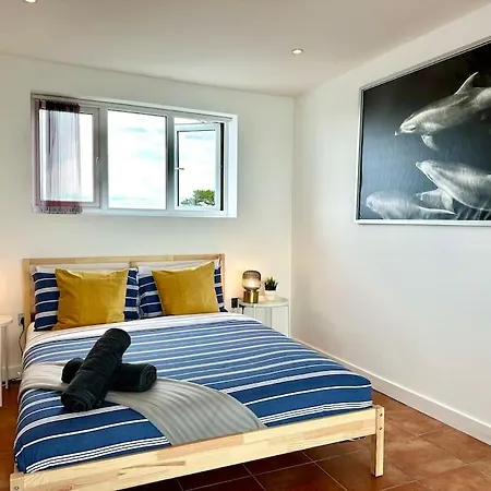 Panoramic Sea View Studio: Beachside Comfort for Three-3